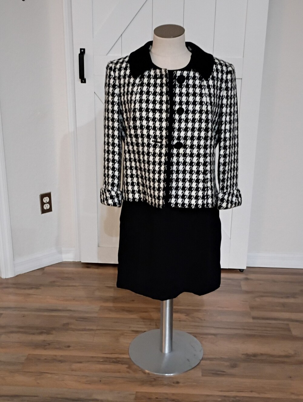 Tahari Black/White Houndstooth Lined Blazer.